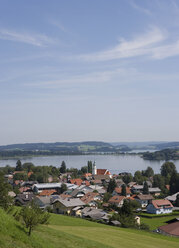 Österreich, Land Salzburg, Flachgau, Seeham, Obertrumersee, Mattsee, Blick auf Dorf mit See im Hintergrund - WWF001539