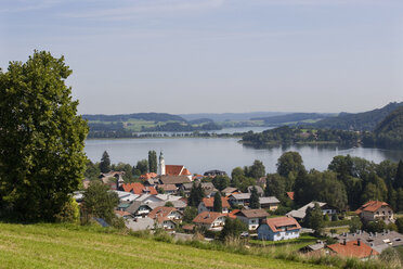 Österreich, Land Salzburg, Flachgau, Seeham, Obertrumersee, Mattsee, Blick auf Dorf mit See im Hintergrund - WWF001540