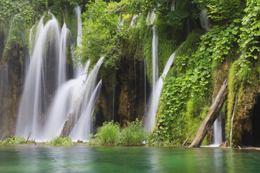 Europa, Kroatien, Jezera, Blick auf den Wasserfall im Nationalpark Plitvicer Seen - FOF002231