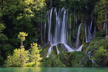 Europa, Kroatien, Jezera, Blick auf den Wasserfall im Nationalpark Plitvicer Seen - FO002232