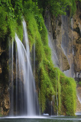 Europa, Kroatien, Jezera, Blick auf den Wasserfall im Nationalpark Plitvicer Seen - FOF002233