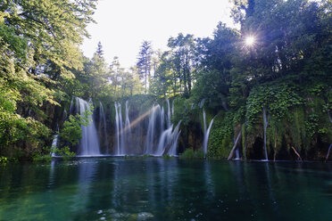 Europa, Kroatien, Jezera, Blick auf den Wasserfall im Nationalpark Plitvicer Seen - FOF002234
