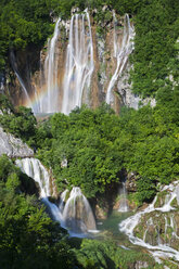 Europa, Kroatien, Jezera, Blick auf den Wasserfall im Nationalpark Plitvicer Seen - FOF002236
