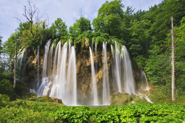 Europa, Kroatien, Jezera, Blick auf den Wasserfall im Nationalpark Plitvicer Seen - FOF002241