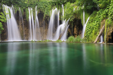 Europa, Kroatien, Jezera, Blick auf den Wasserfall im Nationalpark Plitvicer Seen - FO002243