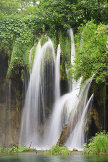 Europa, Kroatien, Jezera, Blick auf den Wasserfall im Nationalpark Plitvicer Seen - FOF002244