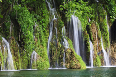 Europa, Kroatien, Jezera, Blick auf den Wasserfall im Nationalpark Plitvicer Seen - FO002245