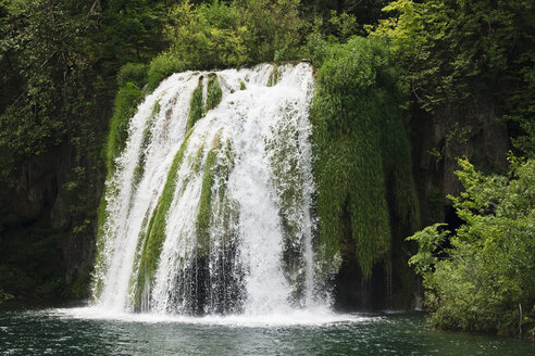 Europa, Kroatien, Jezera, Blick auf den Wasserfall im Nationalpark Plitvicer Seen - FOF002246