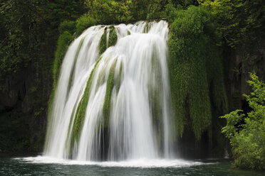 Europa, Kroatien, Jezera, Blick auf den Wasserfall im Nationalpark Plitvicer Seen - FOF002247