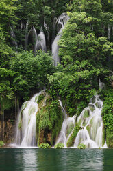 Europa, Kroatien, Jezera, Blick auf den Wasserfall im Nationalpark Plitvicer Seen - FOF002248