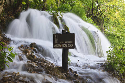 Europa, Kroatien, Jezera, Blick auf Wasserfall mit milanovacki slap board Zeichen, lizenzfreies Stockfoto