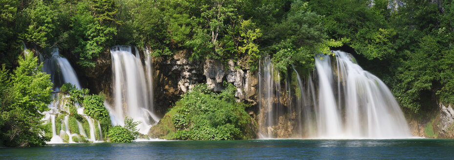 Europa, Kroatien, Jezera, Blick auf den Wasserfall im Nationalpark Plitvicer Seen - FO002253