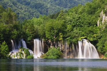 Europa, Kroatien, Jezera, Blick auf den Wasserfall im Nationalpark Plitvicer Seen - FOF002254