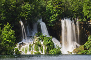 Europa, Kroatien, Jezera, Blick auf den Wasserfall im Nationalpark Plitvicer Seen - FOF002255