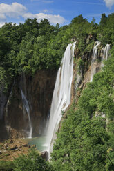 Europa, Kroatien, Jezera, Blick auf den Wasserfall im Nationalpark Plitvicer Seen - FOF002257