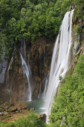 Europa, Kroatien, Jezera, Blick auf den Wasserfall im Nationalpark Plitvicer Seen - FOF002258