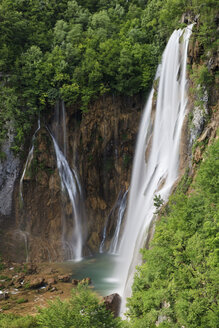 Europa, Kroatien, Jezera, Blick auf den Wasserfall im Nationalpark Plitvicer Seen - FOF002258