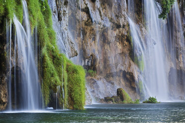 Europa, Kroatien, Jezera, Blick auf den Wasserfall im Nationalpark Plitvicer Seen - FOF002264
