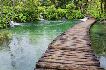 Europa, Kroatien, Jezera, Blick auf die Uferpromenade im Nationalpark Plitvicer Seen - FOF002271