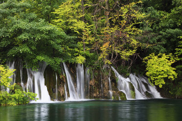 Europa, Kroatien, Jezera, Blick auf den Wasserfall im Nationalpark Plitvicer Seen - FOF002272