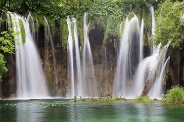 Europa, Kroatien, Jezera, Blick auf den Wasserfall im Nationalpark Plitvicer Seen - FOF002274