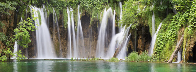 Europa, Kroatien, Jezera, Blick auf den Wasserfall im Nationalpark Plitvicer Seen - FOF002275
