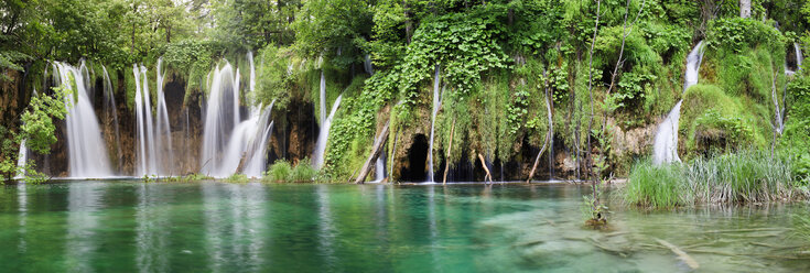Europa, Kroatien, Jezera, Blick auf den Wasserfall im Nationalpark Plitvicer Seen - FO002276