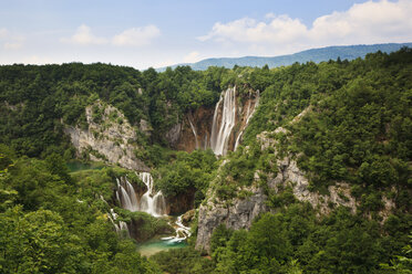 Europa, Kroatien, Jezera, Blick auf den Wasserfall im Nationalpark Plitvicer Seen - FOF002278