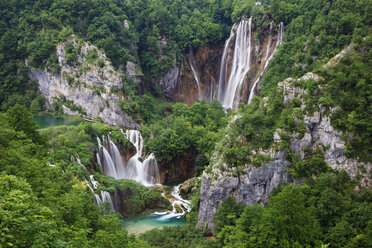 Europa, Kroatien, Jezera, Blick auf den Wasserfall im Nationalpark Plitvicer Seen - FOF002279