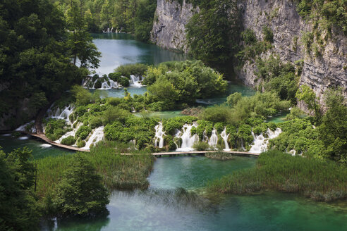 Europa, Kroatien, Jezera, Blick auf die Uferpromenade von Kaluderovac im Nationalpark Plitvicer Seen - FOF002280