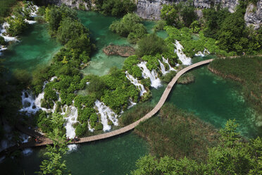 Europa, Kroatien, Jezera, Blick auf die Uferpromenade von Kaluderovac im Nationalpark Plitvicer Seen - FOF002281