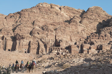 Jordanien, Petra, Blick auf Touristen am Tempel - NHF001225