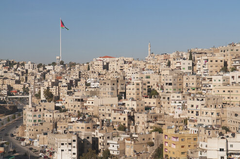 Jordanien, Amman, Blick auf die jordanische Flagge über der Stadt - NHF001228