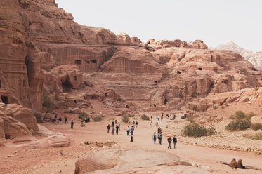 Jordanien, Petra, Blick auf Touristen am Tempel - NHF001231