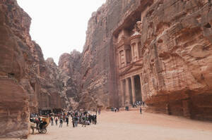 Jordanien, Petra, Blick auf Touristen am Tempel - NHF001236