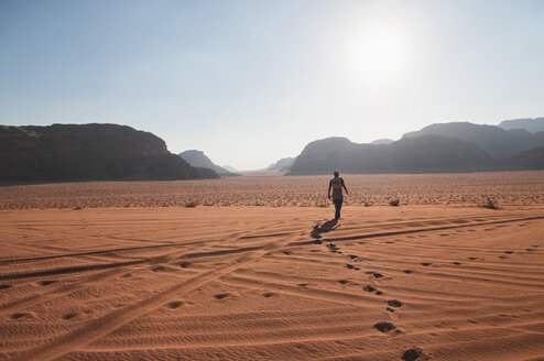 Jordanien, Wadi Rum, Mann geht durch die Wüste - NHF001237