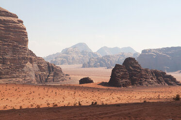 Jordan, Wadi Rum, View of desert - NHF001239