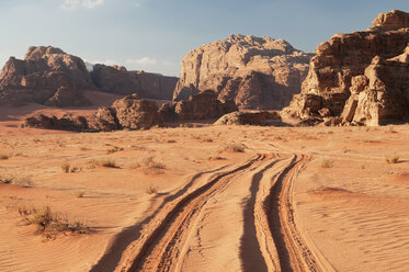 Jordan, Wadi Rum, Car tracks on desert - NHF001240