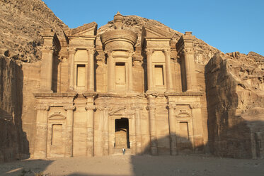 Jordanien, Petra, Blick auf Touristen am Tempel - NHF001242