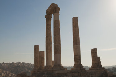 Jordanien, Amman, Blick auf antike Säulen - NHF001243