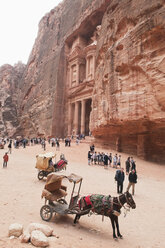 Jordanien, Petra, Blick auf Touristen am Tempel - NHF001246
