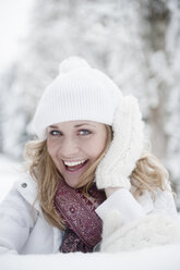 Austria, Altenmarkt, Young woman smiling, portrait - HHF003428