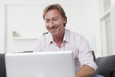 Mann mit Laptop, lächelnd - LDF000901