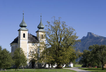 Österreich, Salzkammergut, Mondsee, Blick auf die Kirche St. Lorenz - WW001572