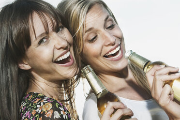 Germany, Cologne, Women enjoying beer, smiling - JOF000114