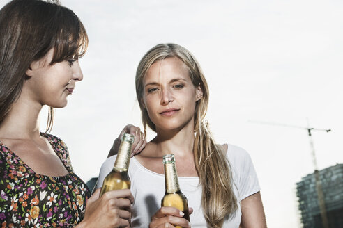 Deutschland, Köln, Frauen mit Bierflaschen - JOF000129
