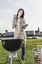 Deutschland, Köln, Junge Frau beim Grillen, Porträt - JOF000138