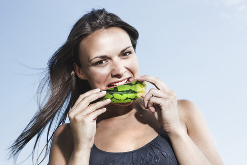 Deutschland, Köln, Junge Frau isst Wassermelone, Porträt - JOF000140