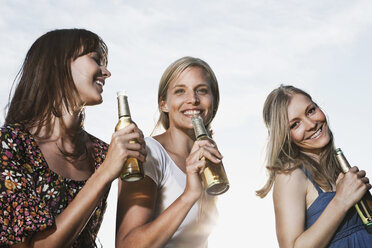 Germany, Cologne, Women enjoying beer, smiling - JOF000165