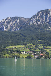 Österreich, Salzkammergut, Blick auf Steinbach am Attersee und den Attersee mit den Höllenbergen im Hintergrund - WWF001580